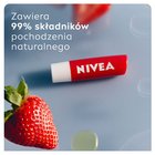 Nivea Strawberry Shine Pielęgnująca pomadka do ust o smaku truskawki 5,5 ml (6)